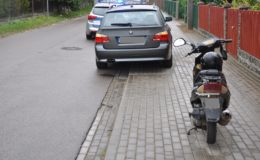 Motorowerzysta uderzył w bmw, a kierujący oplem w przystanek autobusowy