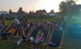 Szczęśliwi, na leżakach