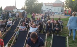 Szczęśliwi, na leżakach