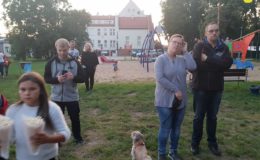 Szczęśliwi, na leżakach