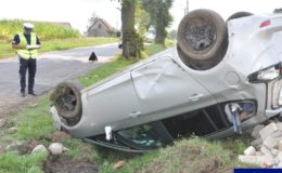 Wjechał autem do rowu i dachował