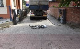 Rowerzystka jadąca chodnikiem została potrącona przez ciężarówkę