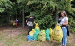 Radni Młodzieżowej Rady Miasta Działdowa sprzątali lasek Zwierskiego