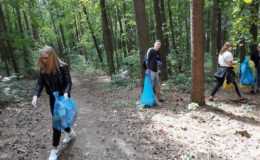 Radni Młodzieżowej Rady Miasta Działdowa sprzątali lasek Zwierskiego