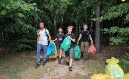 Radni Młodzieżowej Rady Miasta Działdowa sprzątali lasek Zwierskiego