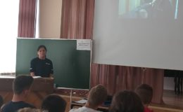 O odpowiedzialności i bezpieczeństwie z młodzieżą rozmawiały policjantki