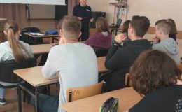 O odpowiedzialności i bezpieczeństwie z młodzieżą rozmawiały policjantki