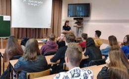 O odpowiedzialności i bezpieczeństwie z młodzieżą rozmawiały policjantki