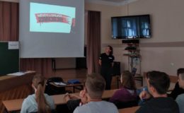 O odpowiedzialności i bezpieczeństwie z młodzieżą rozmawiały policjantki