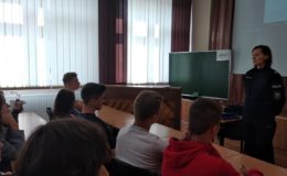 O odpowiedzialności i bezpieczeństwie z młodzieżą rozmawiały policjantki