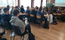 O odpowiedzialności i bezpieczeństwie z młodzieżą rozmawiały policjantki