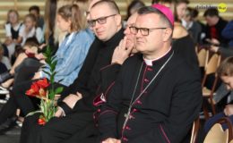 Biskup Wiesław Śmigiel odwiedził Zespół Szkół nr 2