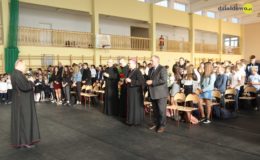 Biskup Wiesław Śmigiel odwiedził Zespół Szkół nr 2