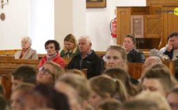 Spotkanie biskupa z grupami parafialnymi