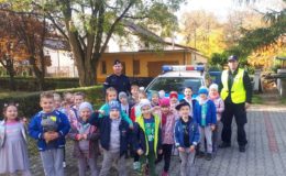 Bezpieczna droga do szkoły - dzielnicowi z wizytą w przedszkolu