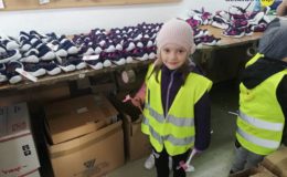 Przedszkolaki w zakładzie produkującym obuwie