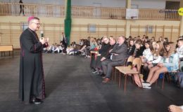 Biskup Wiesław Śmigiel odwiedził Zespół Szkół nr 2