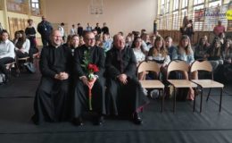 Biskup Wiesław Śmigiel odwiedził Zespół Szkół nr 2
