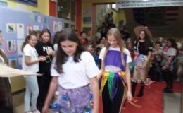 Pokaz mody ekologicznej w Szkole Podstawowej nr 2