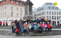 Wycieczka dzieci i rodziców z Przedszkola nr 1 do Zamku Królewskiego i na starówkę   w Warszawie