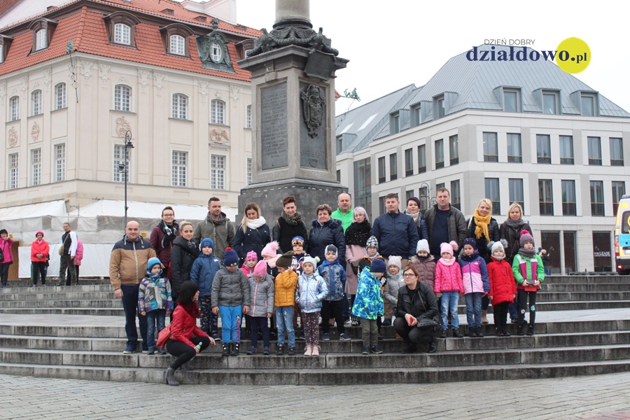 Wycieczka dzieci i rodziców z Przedszkola nr 1 do Zamku Królewskiego i na starówkę w Warszawie Wycieczka dzieci i rodziców z Przedszkola nr 1 do Zamku Królewskiego i na starówkę w Warszawie