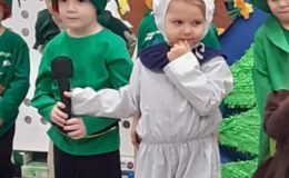 Przedstawienie jesienne „Domek pod grzybkiem” w Przedszkolu nr 4 w Działdowie [zdjęcia]