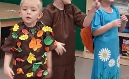 Przedstawienie jesienne „Domek pod grzybkiem” w Przedszkolu nr 4 w Działdowie [zdjęcia]