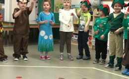 Przedstawienie jesienne „Domek pod grzybkiem” w Przedszkolu nr 4 w Działdowie [zdjęcia]