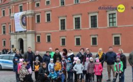 Wycieczka dzieci i rodziców z Przedszkola nr 1 do Zamku Królewskiego i na starówkę   w Warszawie