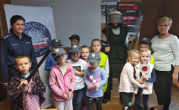 Otwarte jednostki policji - przedszkolaki i młodzież z wizytą w komendzie