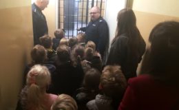 Otwarte jednostki policji – przedszkolaki z wizytą w komendzie