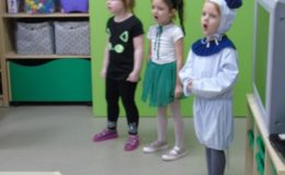 Przedstawienie jesienne „Domek pod grzybkiem” w Przedszkolu nr 4 w Działdowie [zdjęcia]