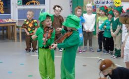 Przedstawienie jesienne „Domek pod grzybkiem” w Przedszkolu nr 4 w Działdowie [zdjęcia]