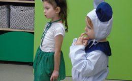Przedstawienie jesienne „Domek pod grzybkiem” w Przedszkolu nr 4 w Działdowie [zdjęcia]