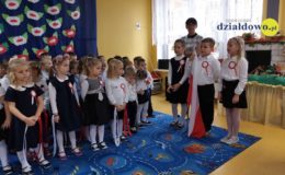 Dzieci z Przedszkola nr 3 w Działdowie na Święto Niepodległości