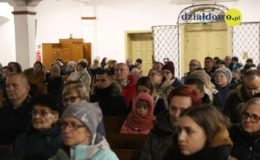 Kolędy i pastorałki rozbrzmiały w kościele [film, zdjęcia]