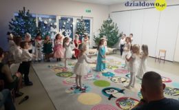 Przedstawienie świąteczne „Zmartwienie Śnieżynek” w Przedszkolu nr 4 [zdjęcia]