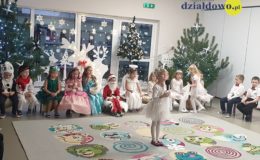 Przedstawienie świąteczne „Zmartwienie Śnieżynek” w Przedszkolu nr 4 [zdjęcia]
