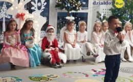 Przedstawienie świąteczne „Zmartwienie Śnieżynek” w Przedszkolu nr 4 [zdjęcia]