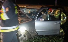 Auto wypadło z drogi i dachowało