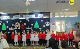 „Muchomorki” z Przedszkola nr 5 wystąpiły w zimowym przedstawieniu dla rodziców „Zima swe uroki ma” [zdjęcia, film]