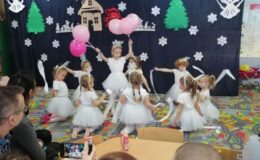 „Muchomorki” z Przedszkola nr 5 wystąpiły w zimowym przedstawieniu dla rodziców „Zima swe uroki ma”