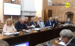widać radnych i osoby uczestniczące w sesji rady miasta, sesja odbywa się w sali zamkowej uczestnicy siedzą za stołem