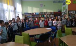 Uroczyste pasowanie uczniów na czytelnika w Szkole Podstawowej nr 2