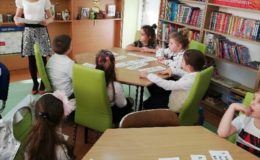 Uroczyste pasowanie uczniów na czytelnika w Szkole Podstawowej nr 2