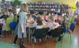Uroczyste pasowanie uczniów na czytelnika w Szkole Podstawowej nr 2