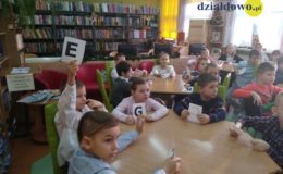 Uroczyste pasowanie uczniów na czytelnika w Szkole Podstawowej nr 2