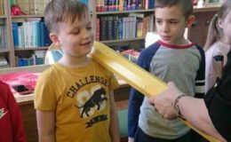 Uroczyste pasowanie uczniów na czytelnika w Szkole Podstawowej nr 2