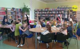 Uroczyste pasowanie uczniów na czytelnika w Szkole Podstawowej nr 2