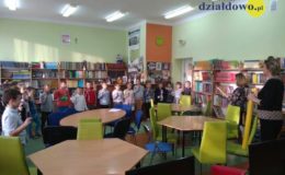 Uroczyste pasowanie uczniów na czytelnika w Szkole Podstawowej nr 2